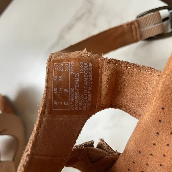 Clark’s Shoes Tan Suede Sandals dress shoe size 7.5 WIDE WIDTH like new - Picture 2 of 6